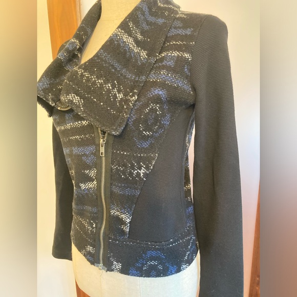 Dolan zip up sweater. XS - Picture 5 of 6